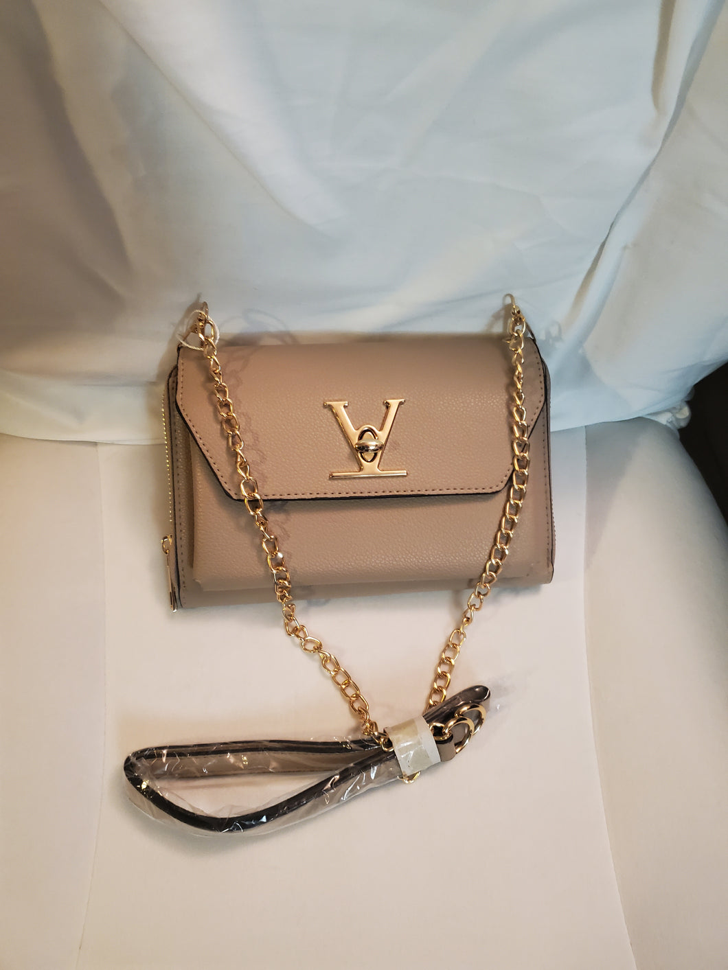 Pretty Vee crossbody